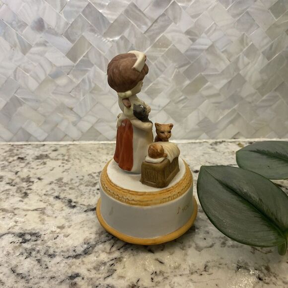 Vintage MSR Imports Nurse kitties cats kittens rotating music box Taiwan Gift‎ - Picture 2 of 7